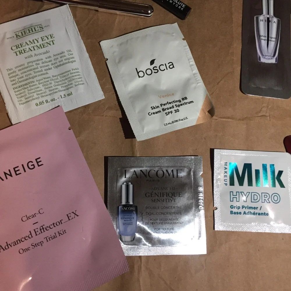 31 beauty samples & 2 cosmetic bags